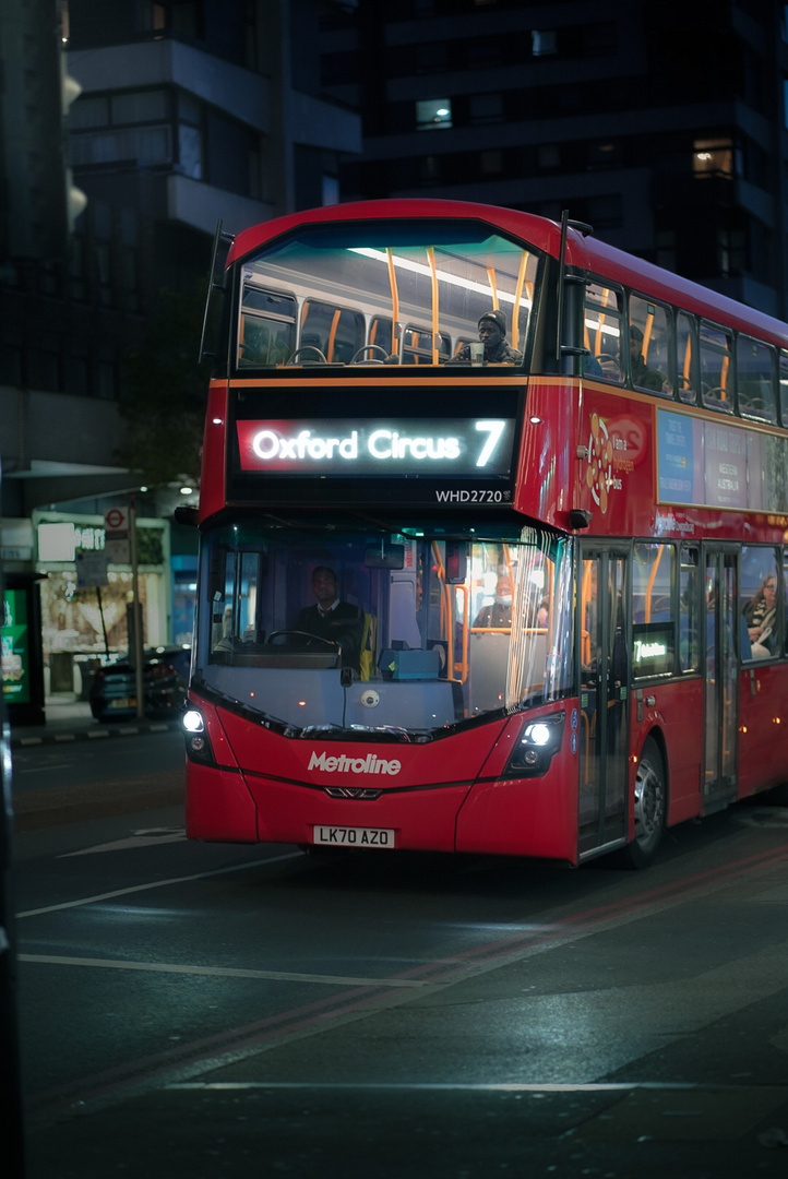 Bus in London bei Nacht 