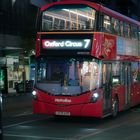 Bus in London bei Nacht 
