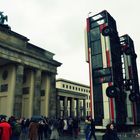 Bus-Installation »Monument« vor dem Brandenburger Tor