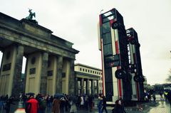 Bus-Installation »Monument« vor dem Brandenburger Tor