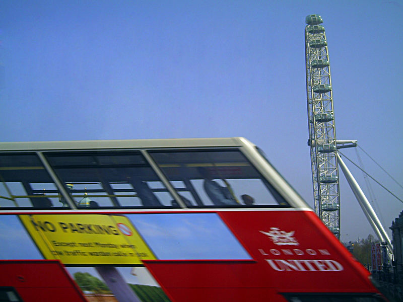 Bus leaning aside for the Lonon Eye...