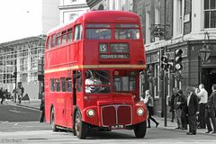 Bus London vor St. Pauls Cathedral