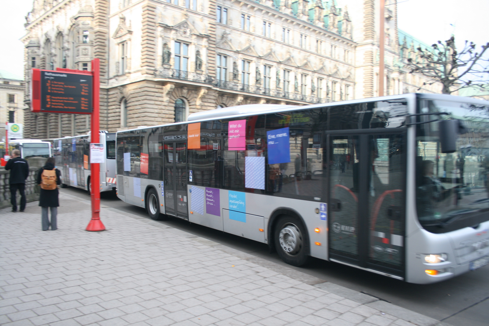 Bus mit Anhänger der VHH PHG vor dem Hamburger Rathaus