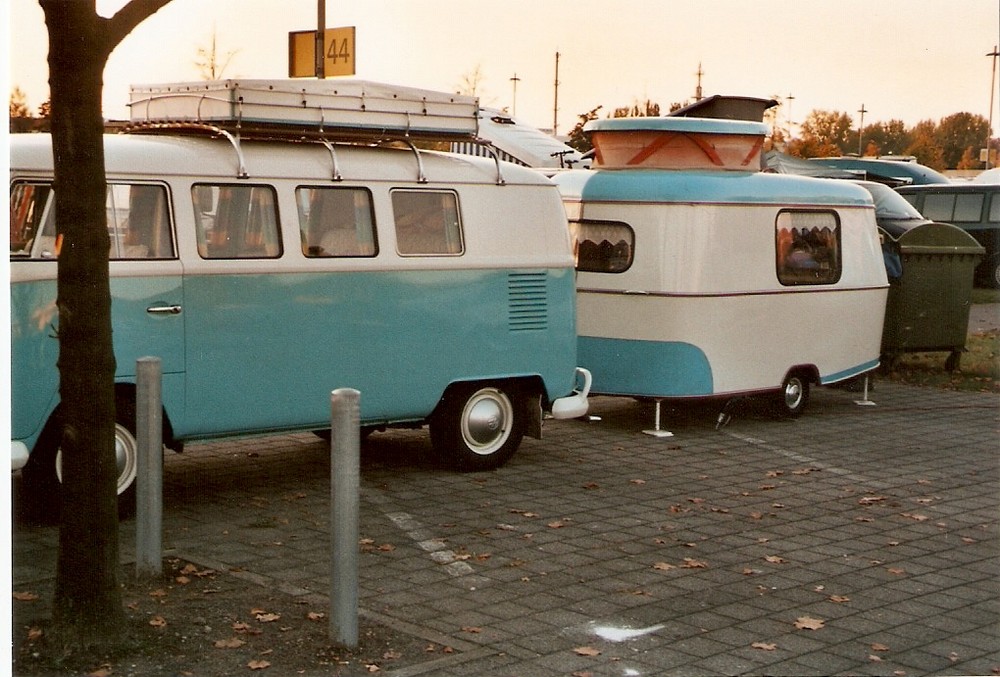 Bus mit Campinganhänger