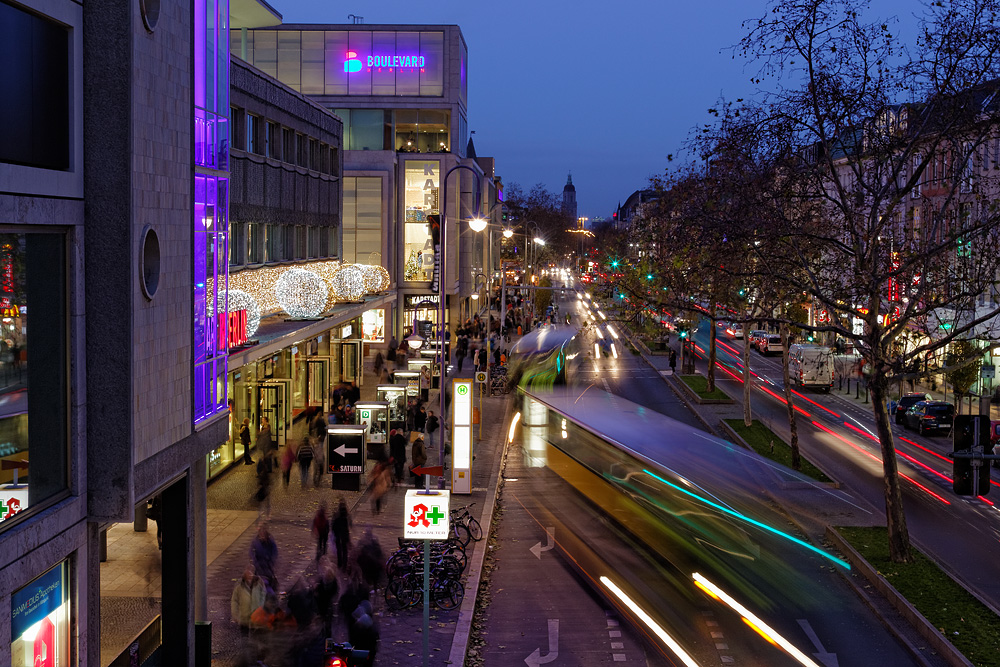 Bus Stop Neundreiviertel zur Blauen Stunde