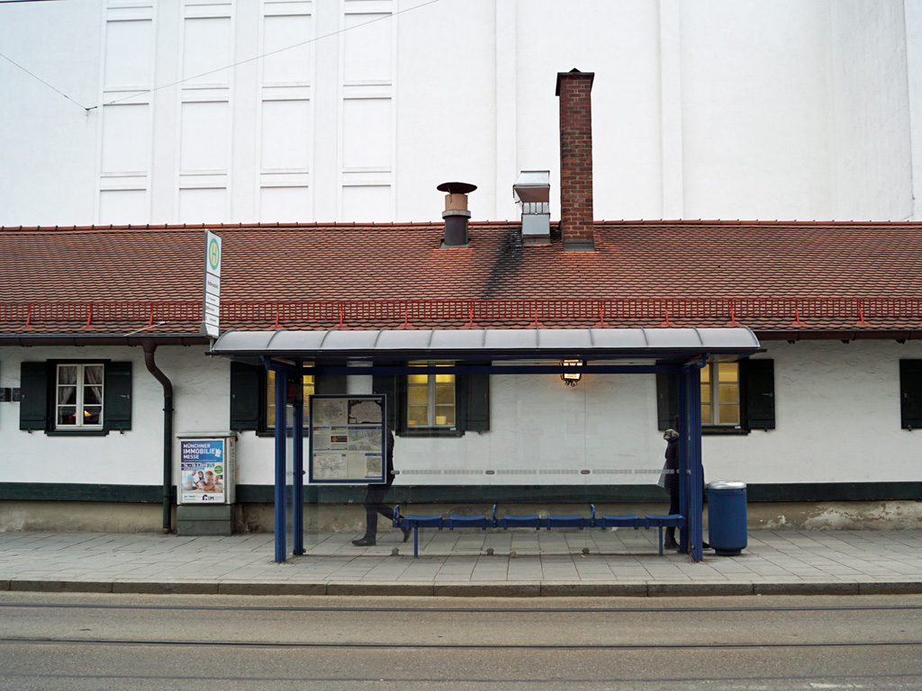 Bus stop - Szene in Farbe