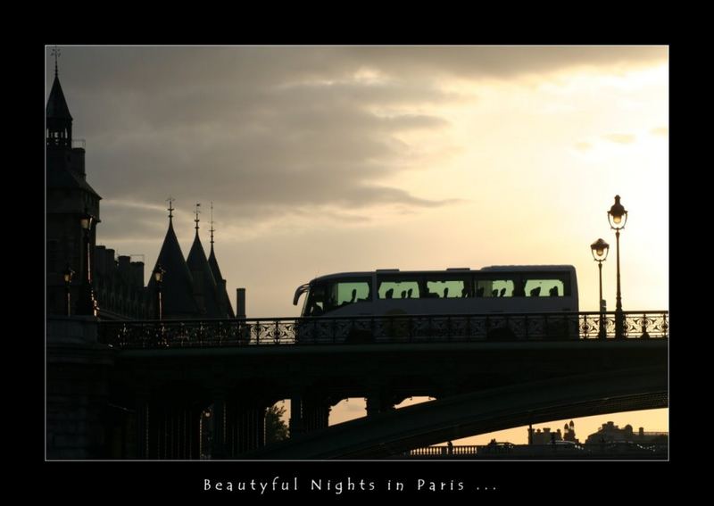 Bus überquert Pariser Brücke