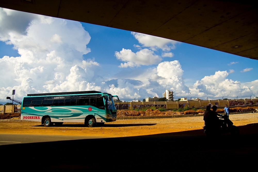 Bus unter Brücke