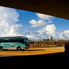 Bus unter Brücke