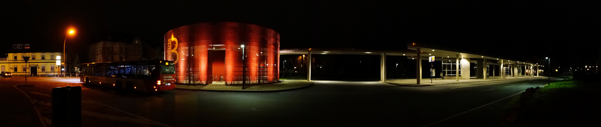 Busbahnhof bei Nacht.