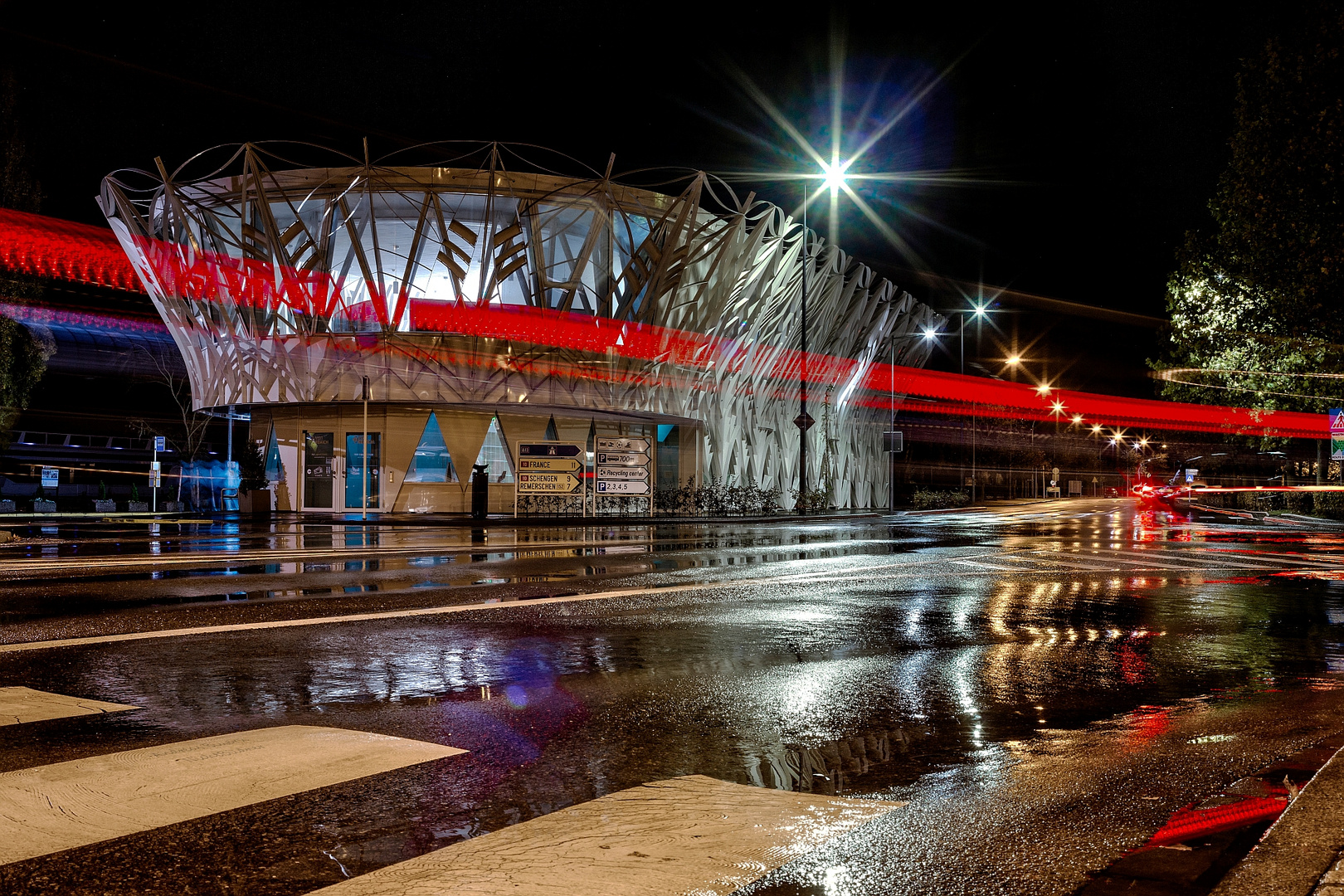 Busbahnhof im Regen