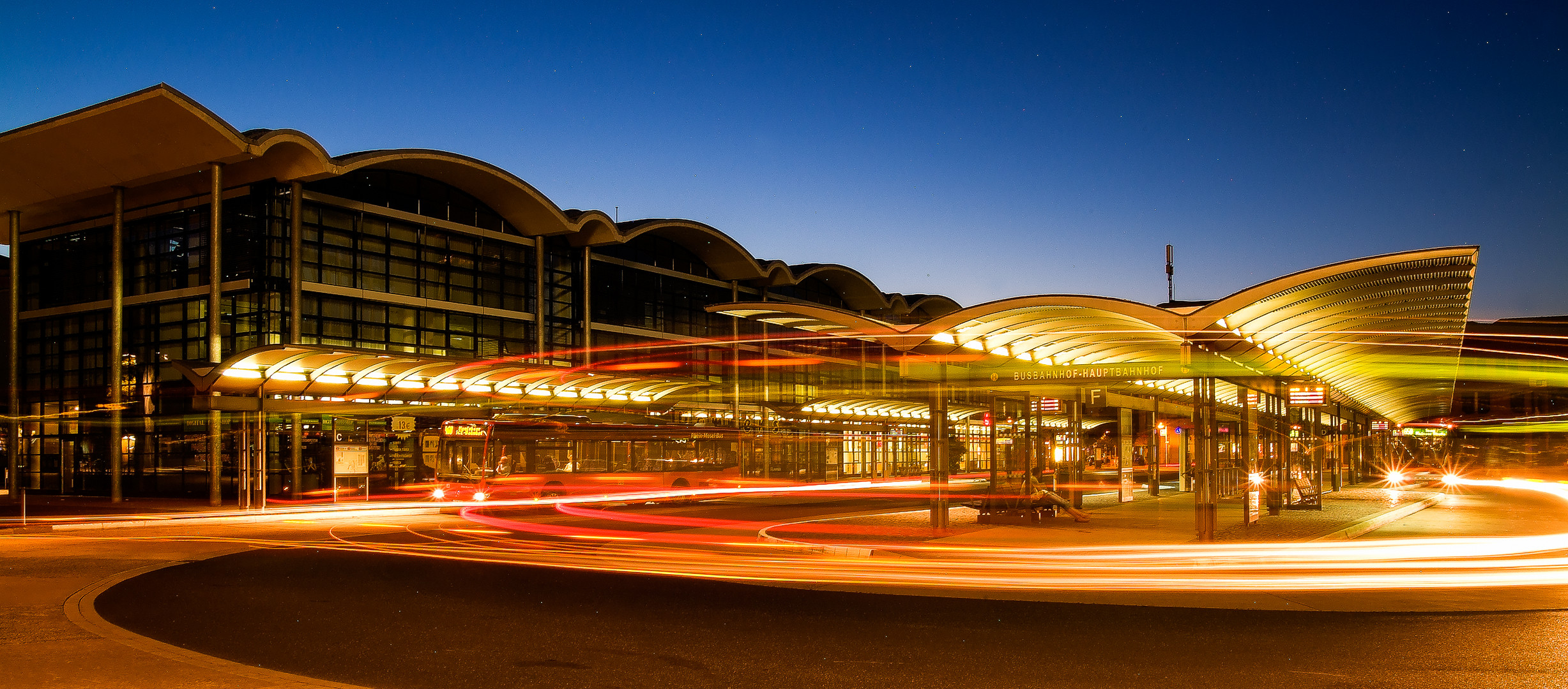 Busbahnhof Koblenz - Lichtermeer zur blauen Stunde