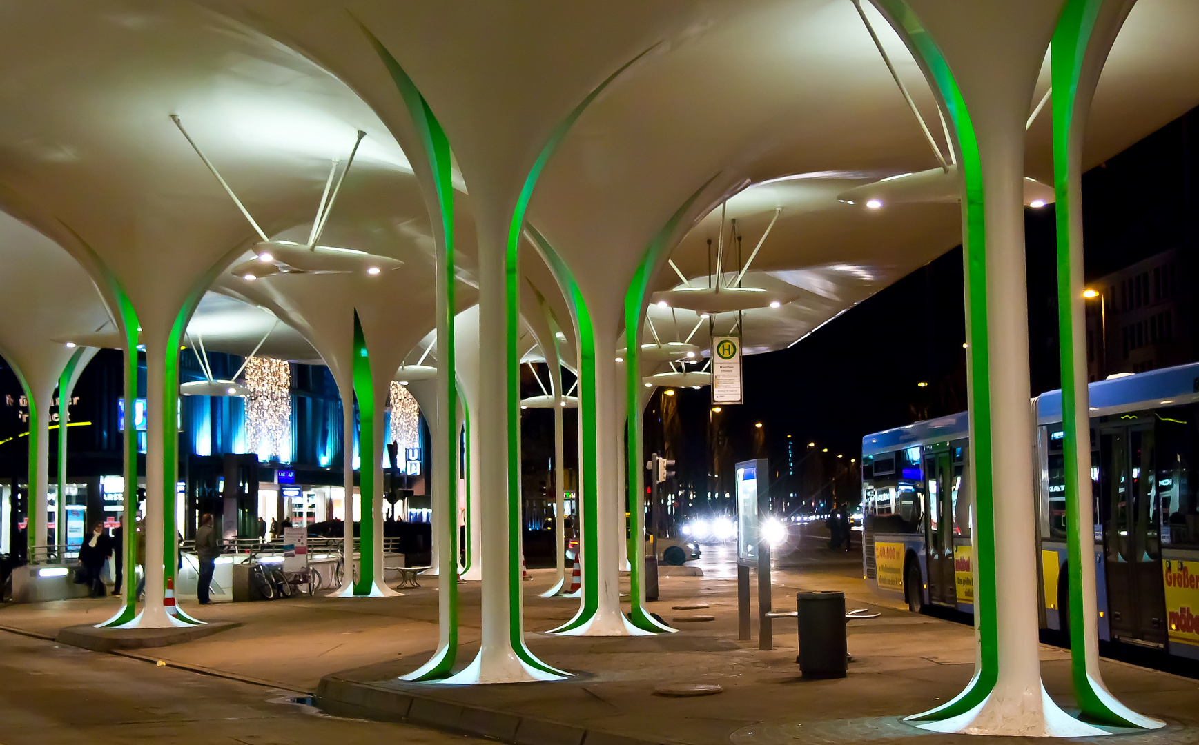 Busbahnhof Münchner Freiheit bei Nacht