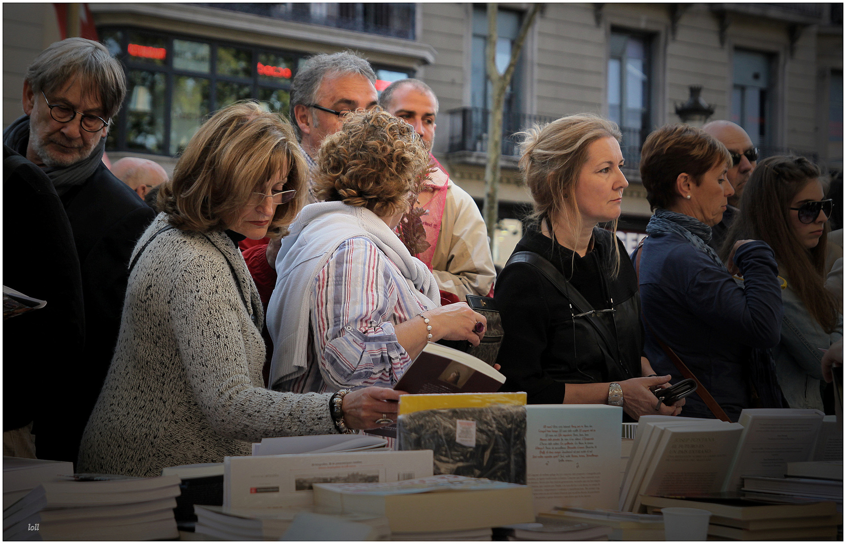 ...buscando un...libro...