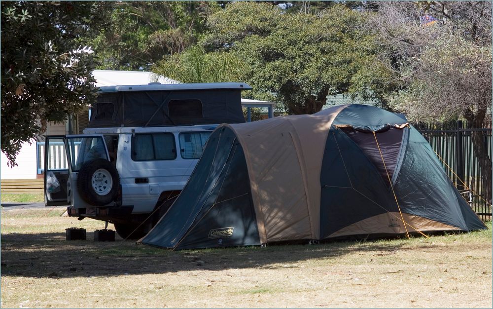 Buschcamper Toyota HZJ und Zelt