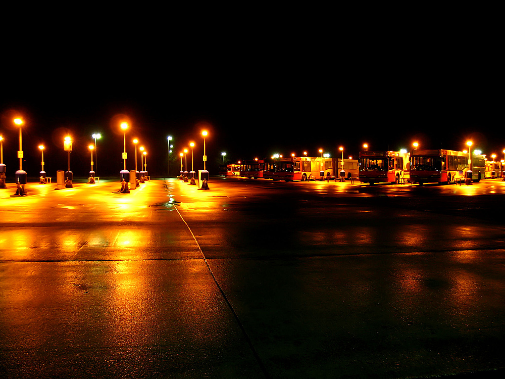 Busdepot bei Nacht