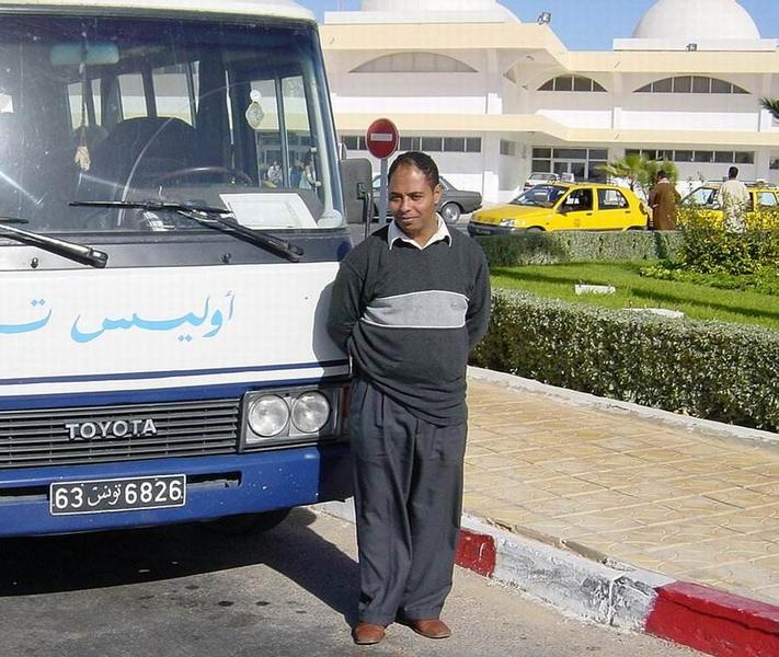 Busfahrer vor dem Flughafen Melitta auf Djerba