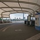 Bushaltestelle am Brückenkopf in Mainz-Kastel mit Blick auf den Mainzer Dom 