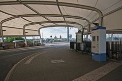 Bushaltestelle am Brückenkopf in Mainz-Kastel mit Blick auf den Mainzer Dom 