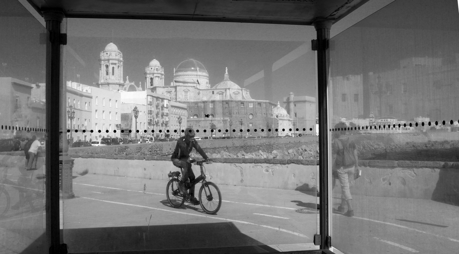 Bushaltestelle in Cadiz mit Blick auf die Kathedrale