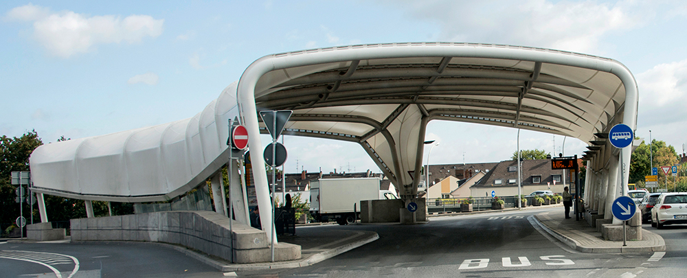 Bushaltestelle von der Brücke aus gesehen am Brückenkopf in Mainz-Kastel_DSC2085