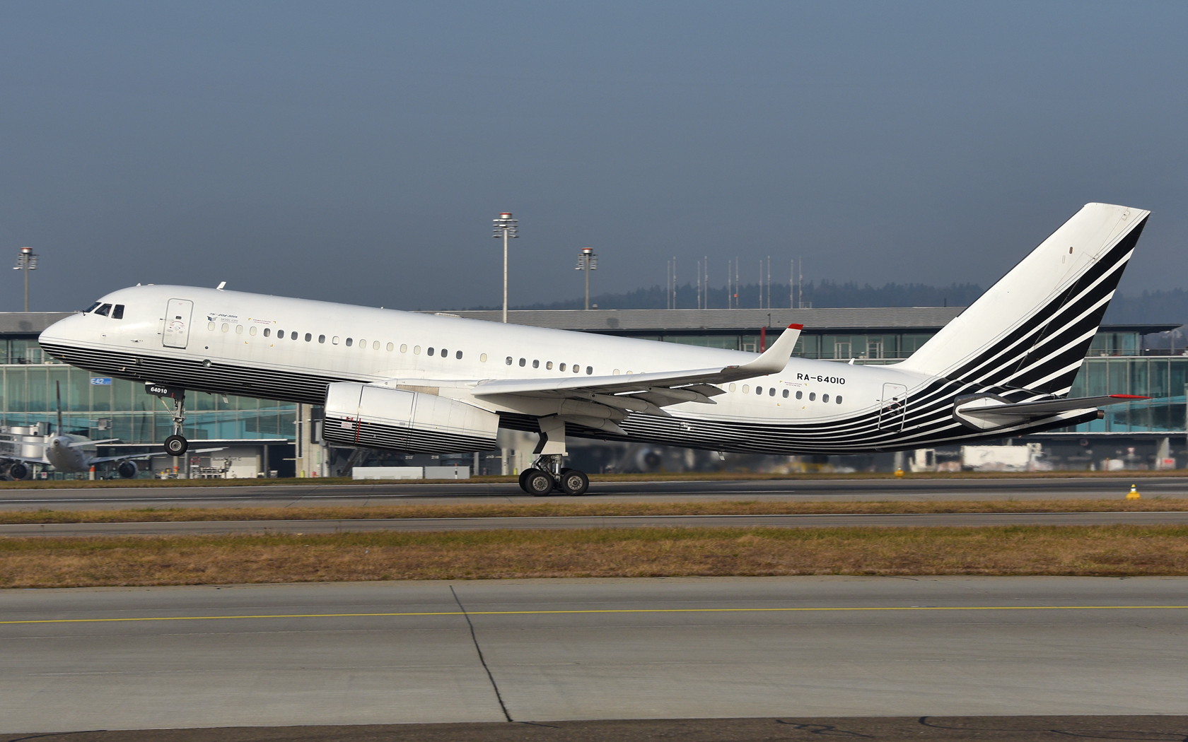 Business Aero Tupolev 204-300 RA-64010 