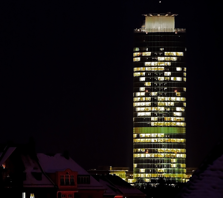 Business-Tower am späten Nachmittag im Winter