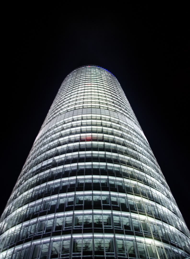 Business Tower bei Nacht