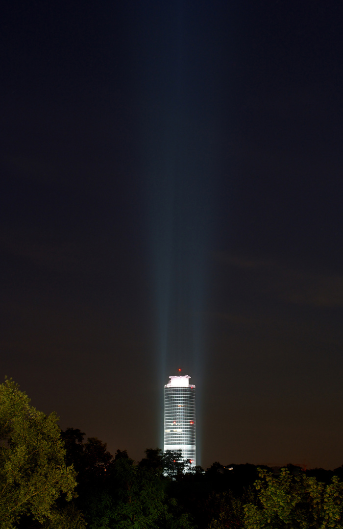 Business Tower bei Nacht