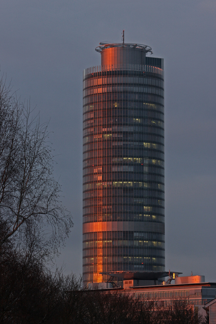 Business-Tower im Abendlicht