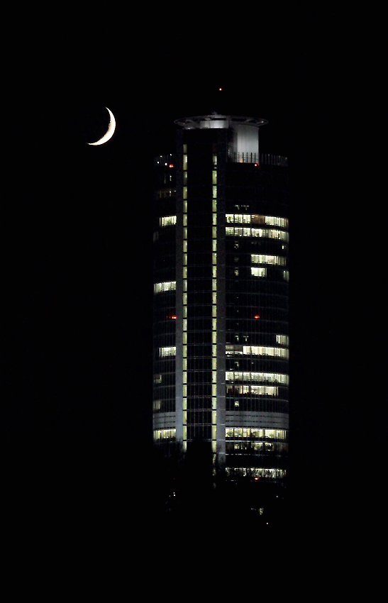 Business Tower Nürnberg bei Nacht - ACHTUNG kann zu einer optischen Täuschung kommen