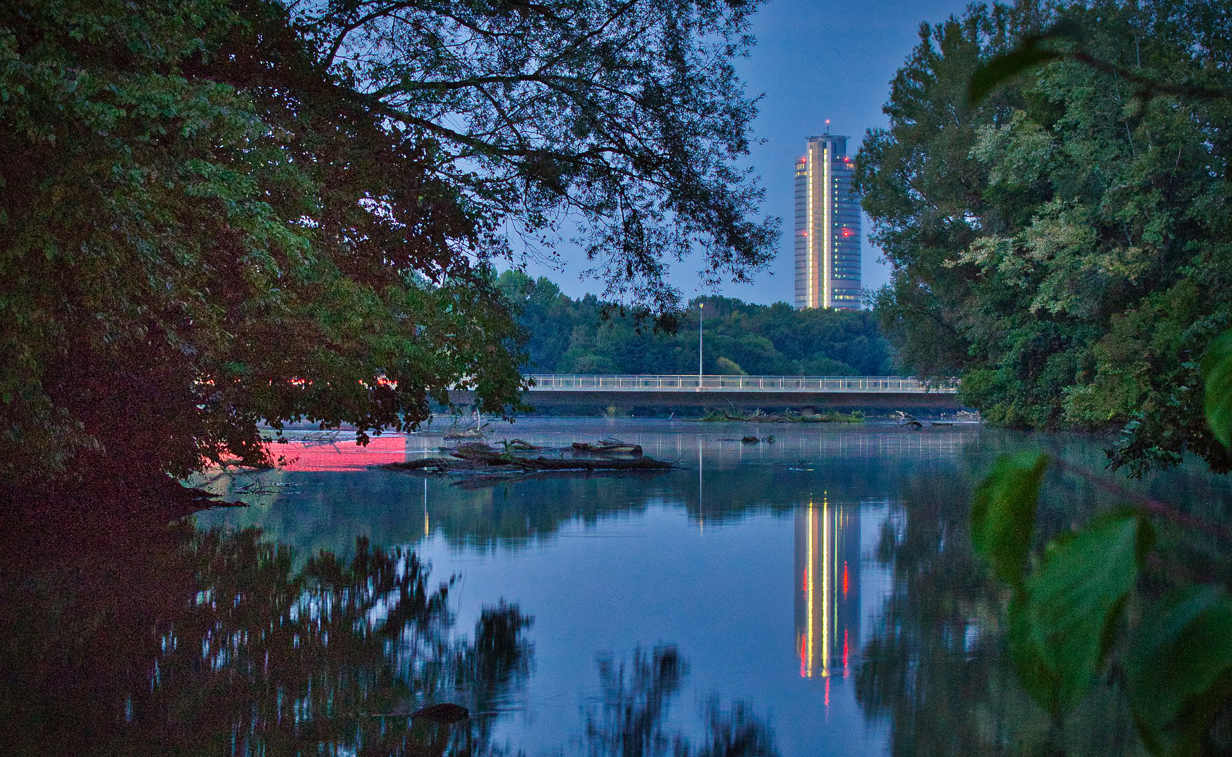 Businesstower spiegelt im Wöhrdersee