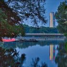 Businesstower spiegelt im Wöhrdersee