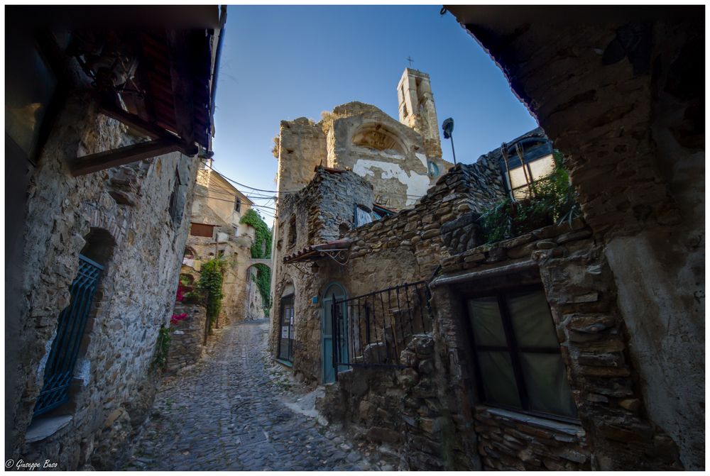 Bussana Vecchia, an der ligurischen Küste