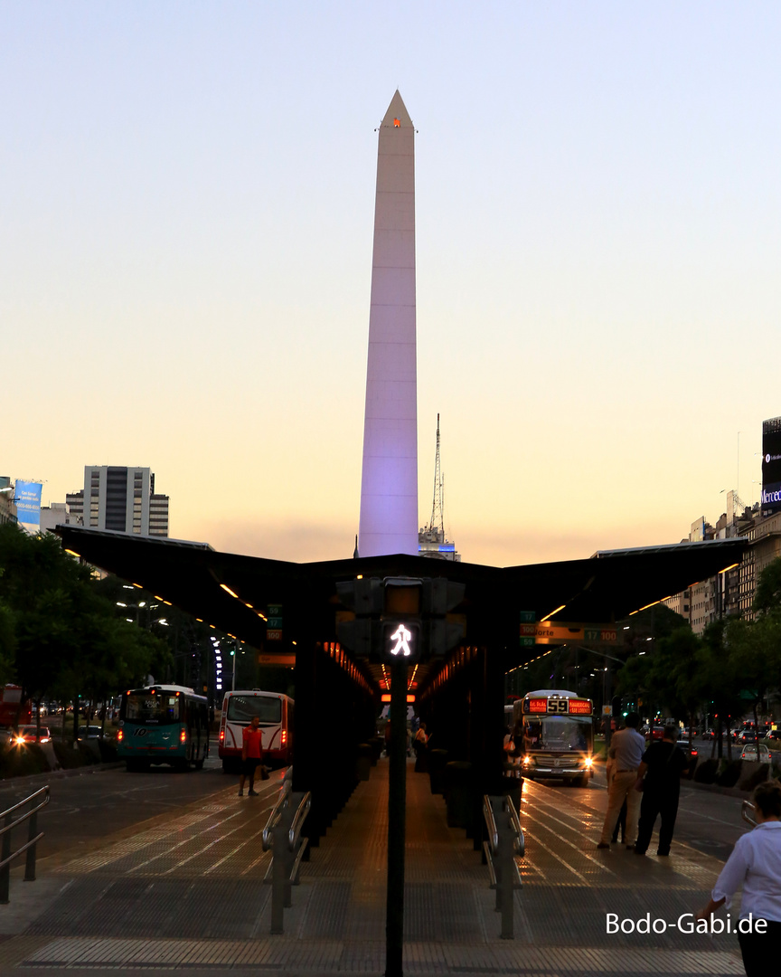 Busspur und Obelisk