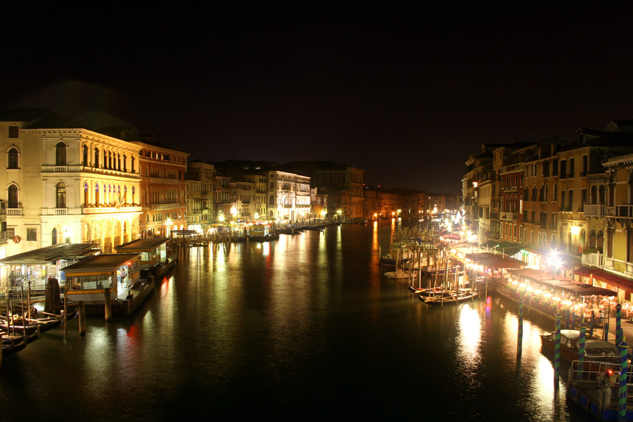 "Busstrecke" in Venedig bei Nacht