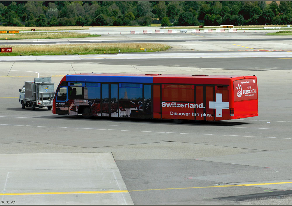 Busverkehr am Flughafen Zürich.