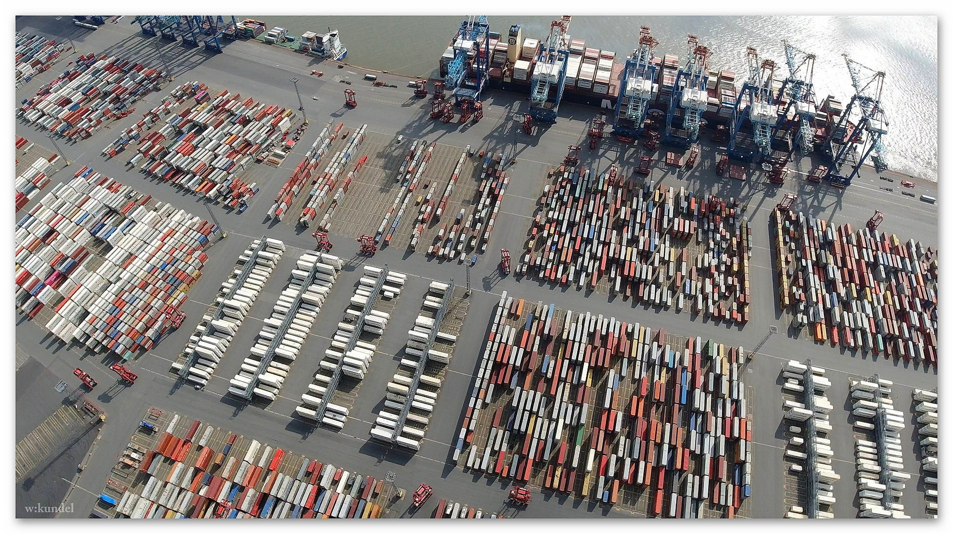 Busy (Containerterminal Bremerhaven im Luftbild)