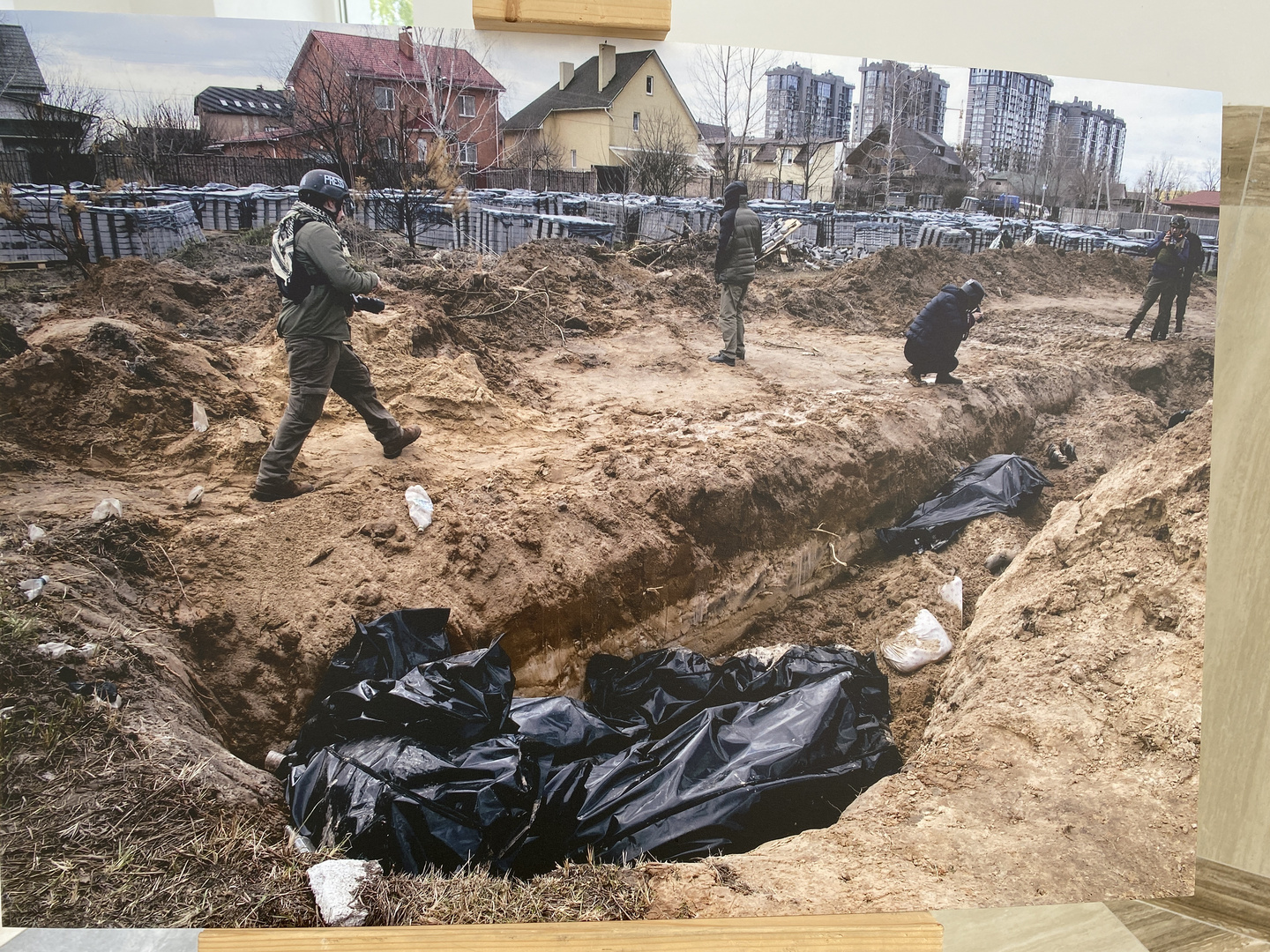 Butscha 2022, das Massengrab - im roten Haus wohnte eines der getöteten Kinder