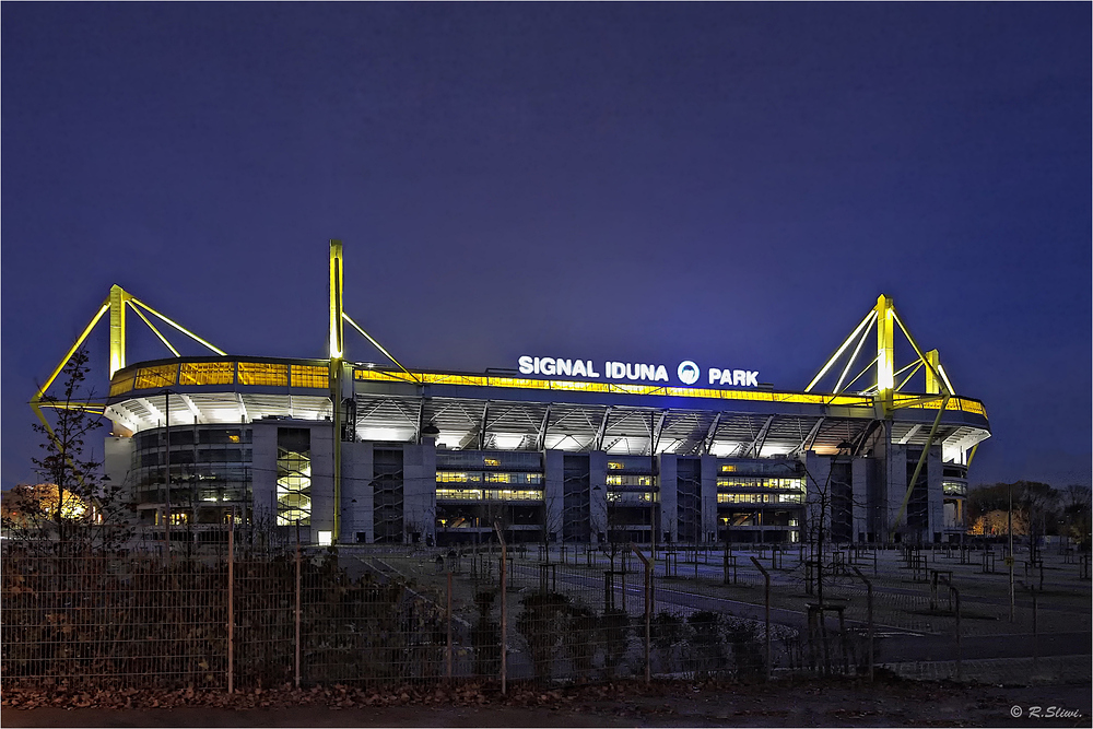 Bevor der bvb neue spieler verpflichten kann, muss er vorher noch zwei profis von der gehaltsliste streichen. Dortmund Bvb Bilder - BVB das Stadion Foto & Bild | architektur, profanbauten ...