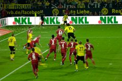 BVB-HSV 11-08-05 Hummels mit dem Kopf