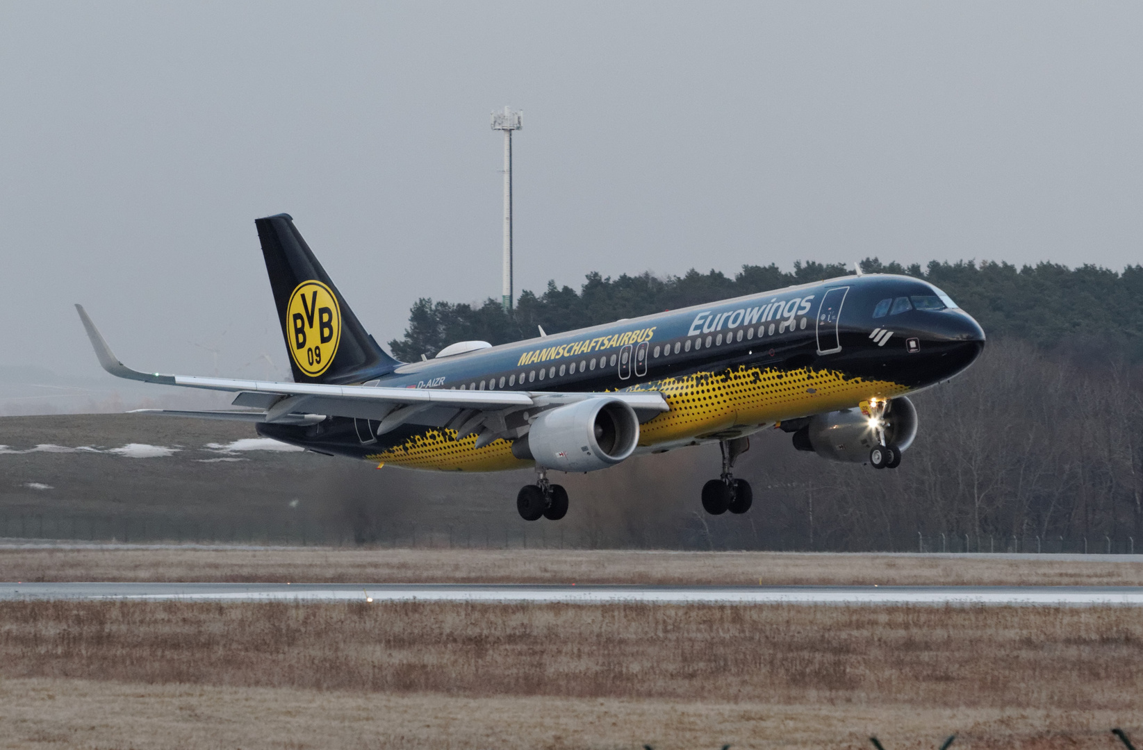 BVB Mannschaftsairbus im Anflug auf DRS