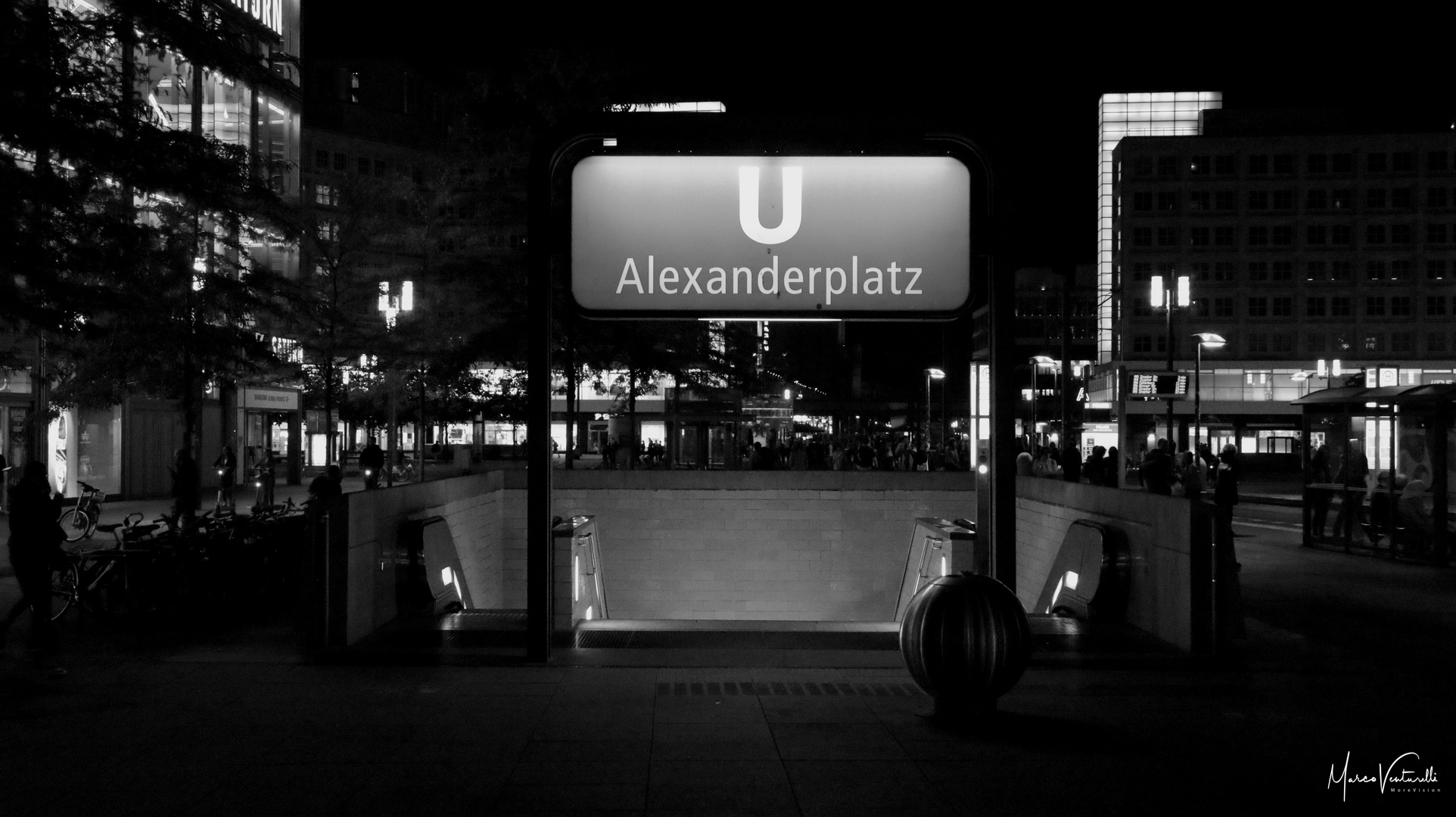 B&W Berlin Alexanderplatz in der Nacht