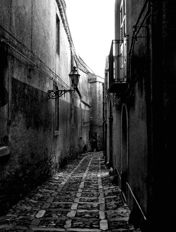 B&W (Erice)