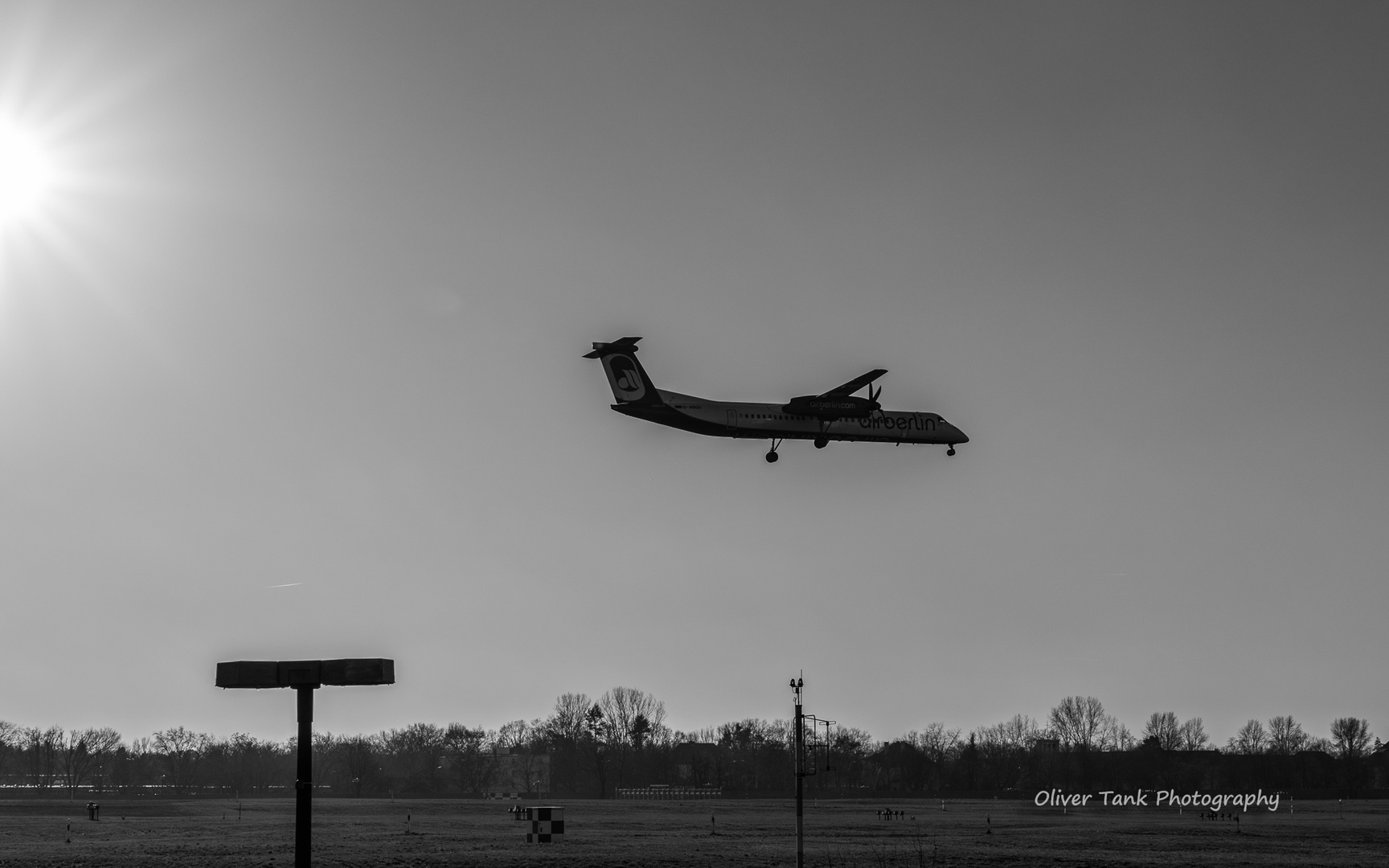 B/W Flugzeug Landeanflug auf Tegel-Airport