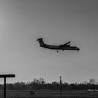 B/W Flugzeug Landeanflug auf Tegel-Airport