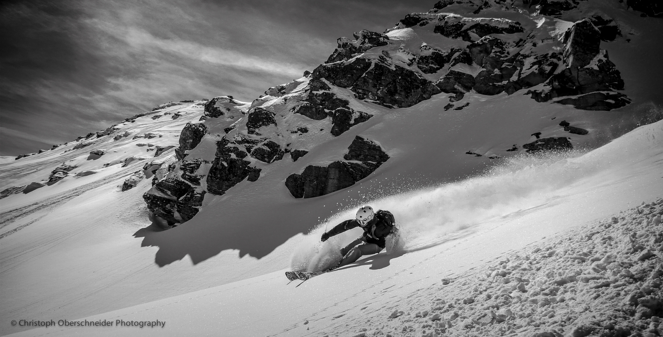 B&W In Schräglage durch den Tiefschnee