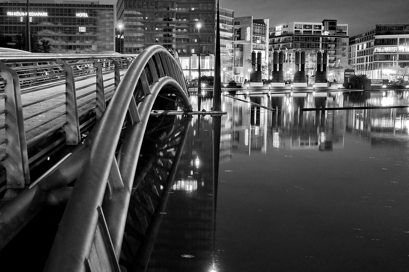 B&W Köln at Night Mediapark4