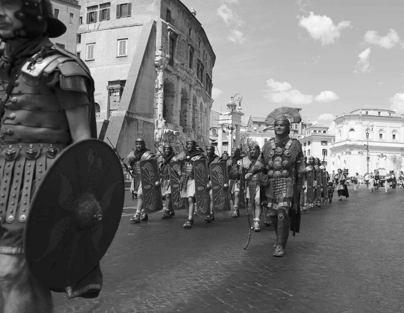 B/W Marciando su ROMA