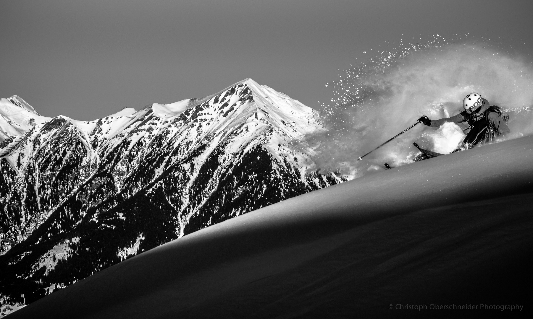 B&W Panorama mit Skifahrer